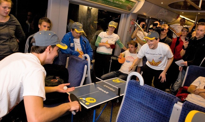 Tischtennis Turnier in der Münchner U-Bahn 