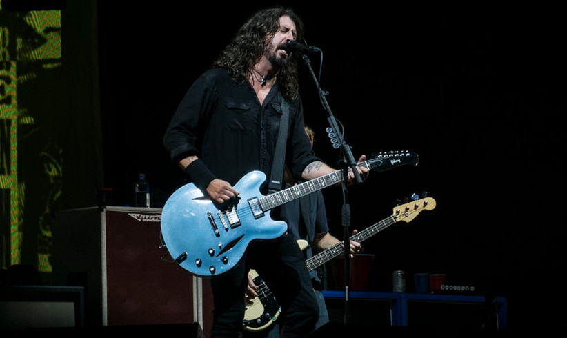 Foo Fighters: Dave Grohl fällt von der Bühne