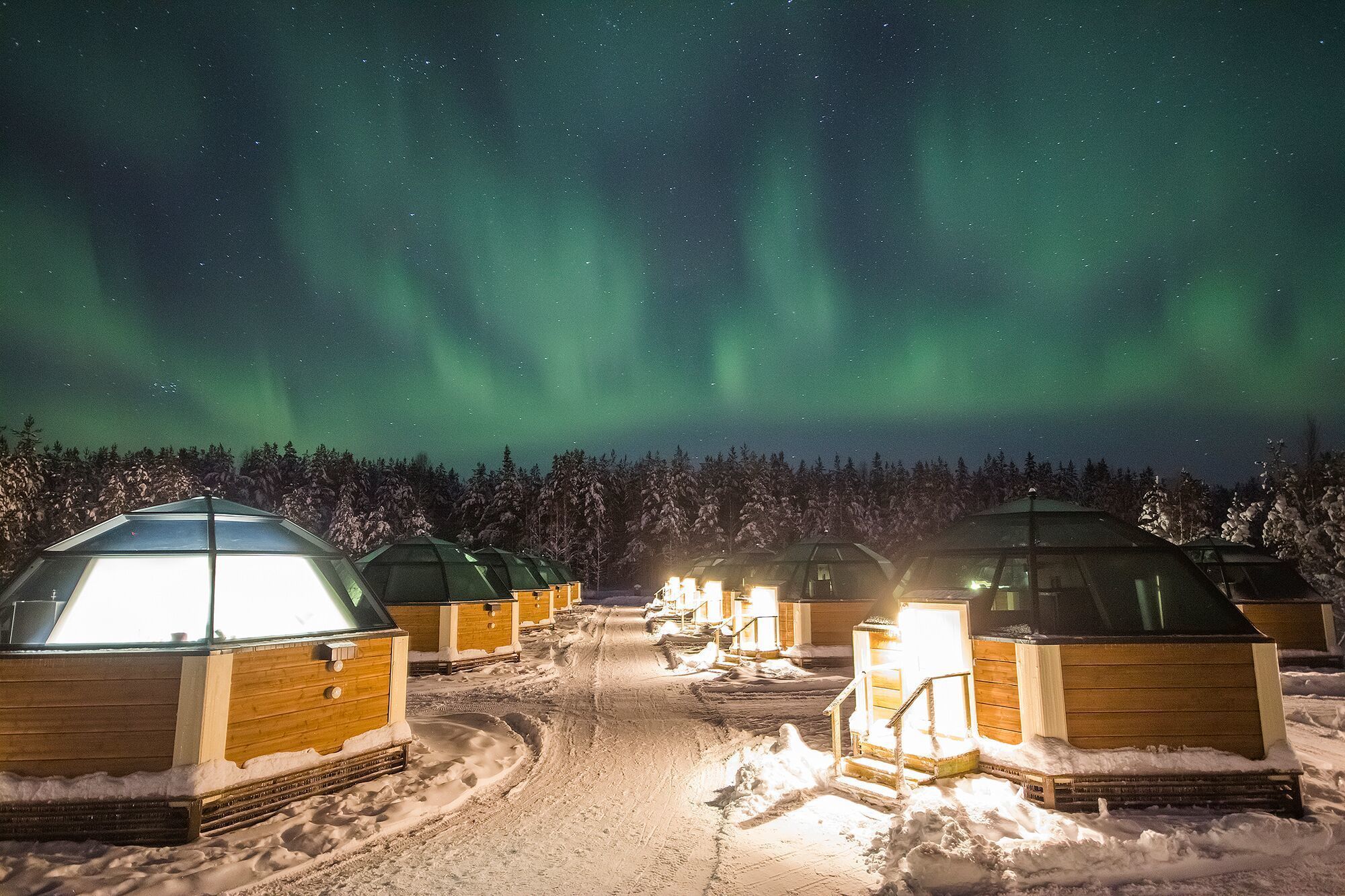arctic-snowhotel--glass-igloos-finnland_aussenansicht-2_c-expedia-group.jpg
